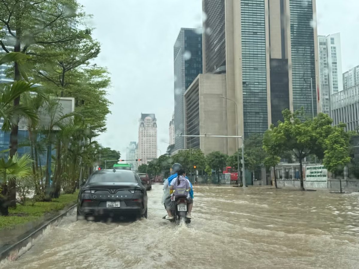 Hà Nội mưa ngập, Sở GD&ĐT chỉ đạo các trường điêu chinh thời gian, hình thức dạy học - Ảnh 1
