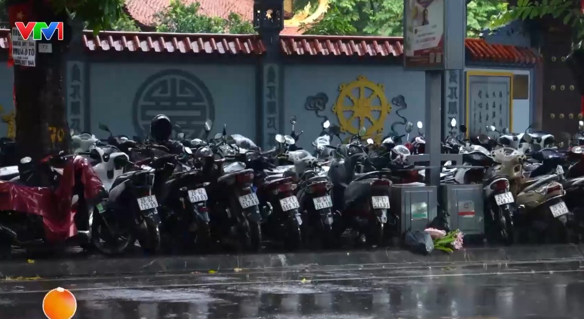 Hà Nội xử phạt điểm trông giữ xe không phép tại khu vực chùa Vân Hồ - Ảnh 1