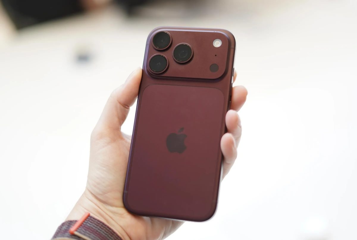 Soi cận cảnh màu đỏ Burgundy trên iPhone 18 Pro Max: Đỏ trầm, đẹp sang
