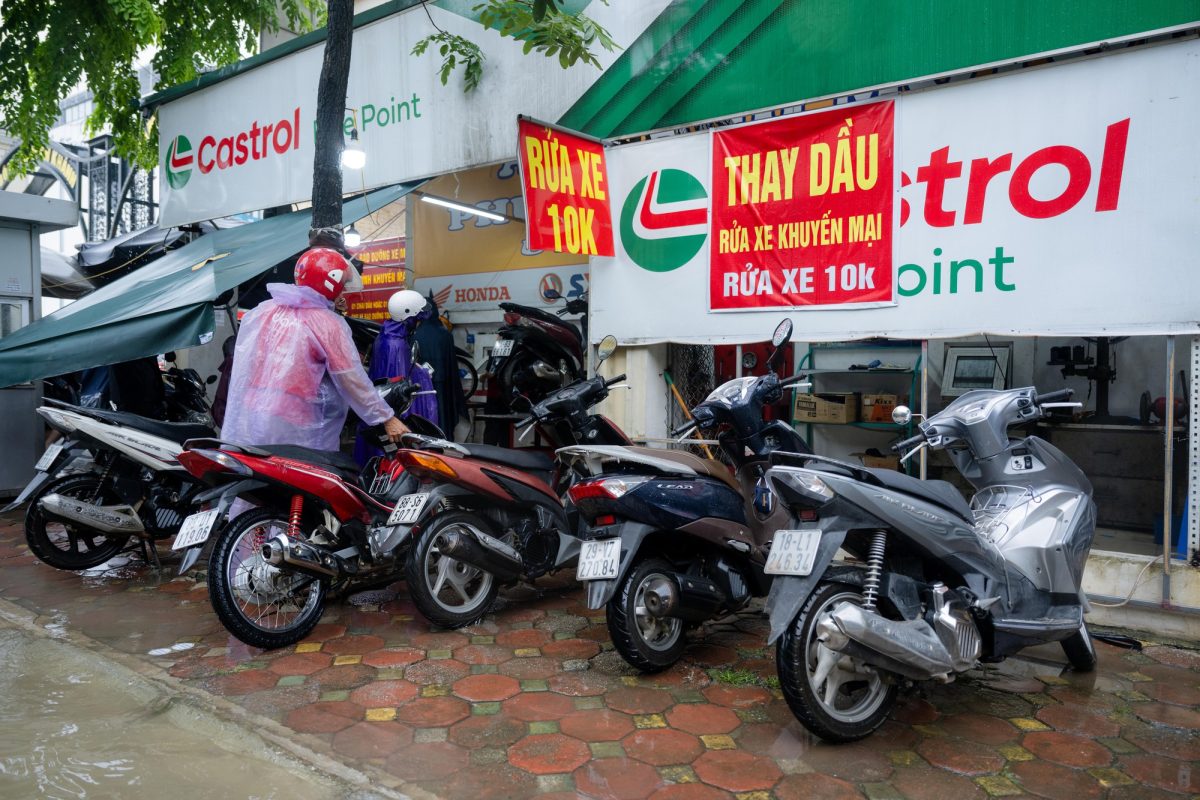Xe “chết máy” xếp hàng la liệt sau mưa ngập, tiệm sửa xe quá tải: Có người tốn vài triệu đồng - Ảnh 1
