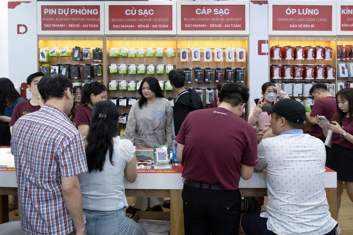 Người dùng Việt háo hức nhận iPhone 18 Pro, Pro Max ngay ngày đầu mở bán - Ảnh 1