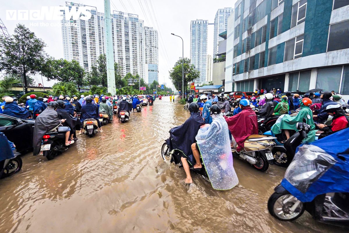 Đường Hà Nội biến thành sông sau cơn mưa lớn, người dân phải lội bộ đi làm - Ảnh 1