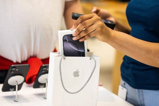 Người Việt "quá giàu và mê iPhone": iPhone 18 Pro bán ảm đạm trên thế giới, Việt Nam vẫn mua ầm ầm - Ảnh 1