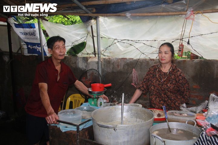Những bát bún 10.000 đồng giữa chợ Hà Nội - Ảnh 1