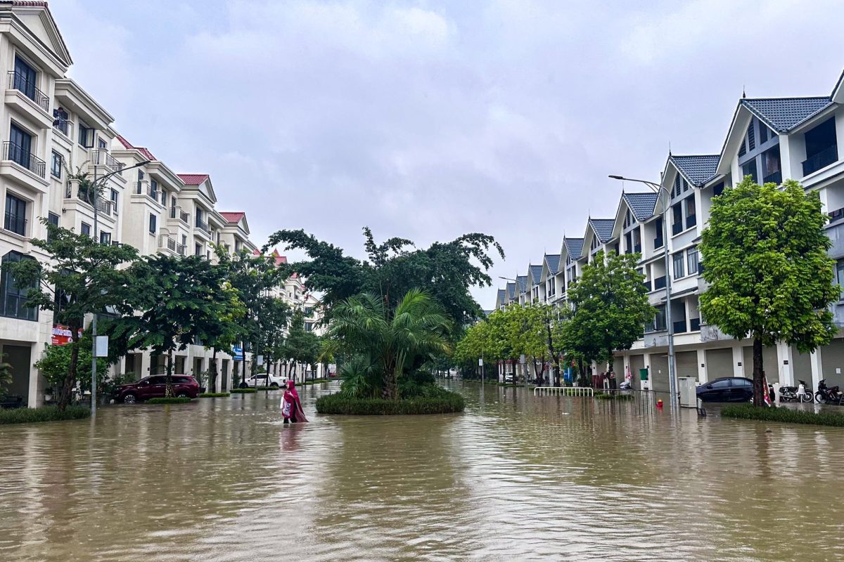 Thay bạn đi xem nhà ngày mưa: Hinode Royal Park ngập sâu, An Khánh bị chia cắt, loạt tuyến đường chìm trong biển nước - Ảnh 1