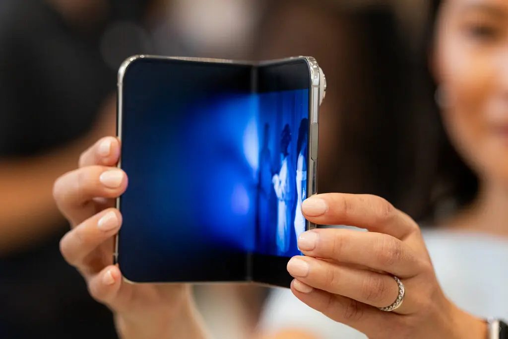 Đằng sau mức giá 1.999 USD của iPhone Duo và lý do Apple nhảy vào thị trường điện thoại gập dù người dùng không mấy mặn mà - Ảnh 1