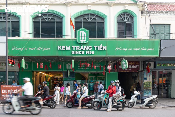 Khách ùn ùn kéo đến trước khi cửa hàng kem Tràng Tiền gần 70 năm tuổi đóng cửa