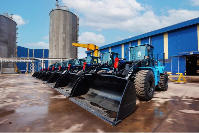 Tỷ phú Trần Đình Long đầu tư máy xúc lật điện và xe đầu kéo điện - Ảnh 1