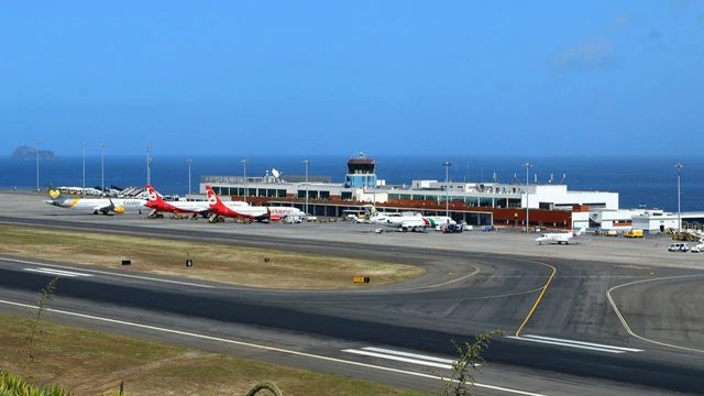 Siêu sân bay kẹp giữa núi và biển: Đường băng dài 1,8 km nằm trên 180 trụ bê tông, chỉ bằng 1/2 Nội Bài, Tân Sơn Nhất - Ảnh 1