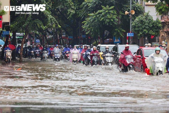 Mưa suốt đêm, nhiều tuyến phố Hà Nội ngập úng, giao thông ùn tắc - Ảnh 1