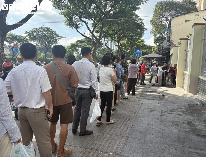 Sau khai giảng, phụ huynh TP.HCM vẫn xếp hàng mua sách giáo khoa cho con
