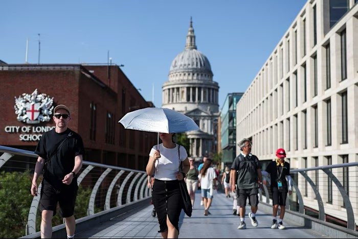 5 đợt nắng nóng làm thay đổi dân văn phòng London: Thứ quá quen thuộc ở Việt Nam nay trở thành tiêu chí 'phải có'