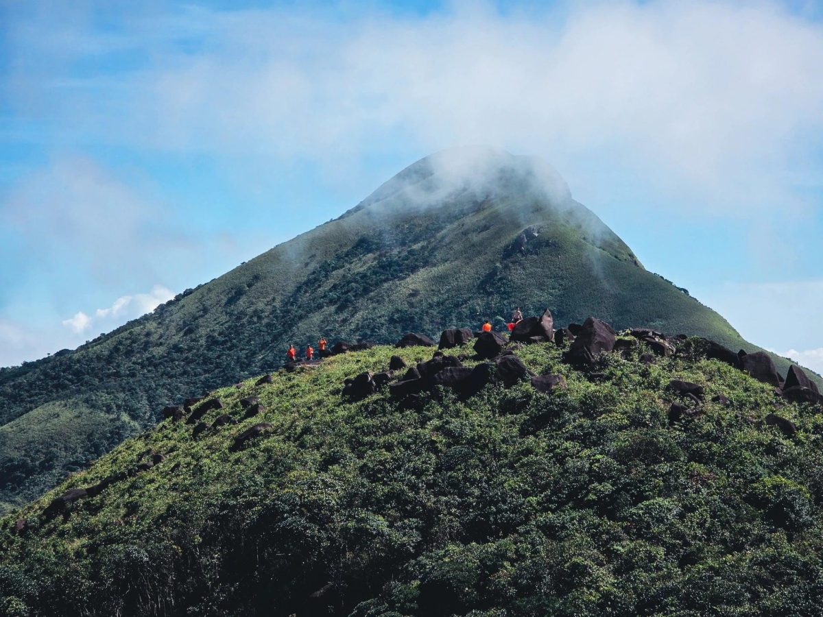 Nơi được ví là “Bà Nà Hills thứ 2” được xây dựng trên ngọn núi cao 1.000m có hình dạng độc lạ được ví như chiếc u trên lưng con bò - Ảnh 1