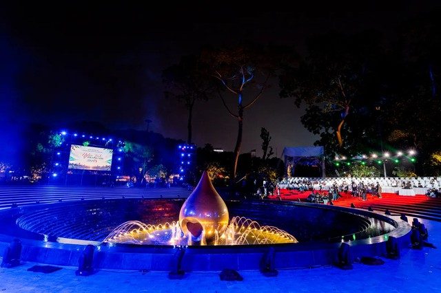Xách túi đen, bảng không số, ông Johnathan Hạnh Nguyễn ủng hộ 10 tỷ đồng cho nhiều trẻ em Việt Nam - Ảnh 1