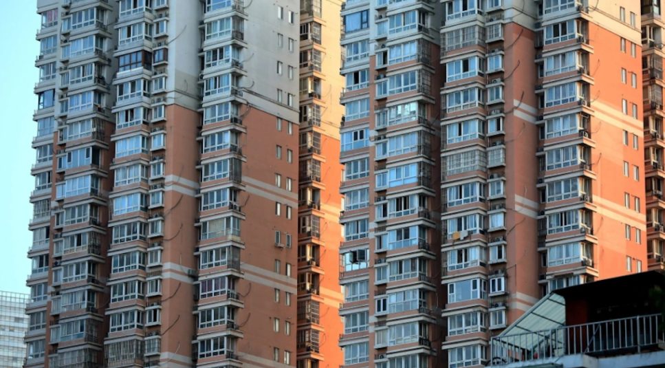 Cơn bão bất động sản giảm giá lan rộng, nhiều gia đình Trung Quốc rơi vào cảnh nợ nần - Ảnh 1