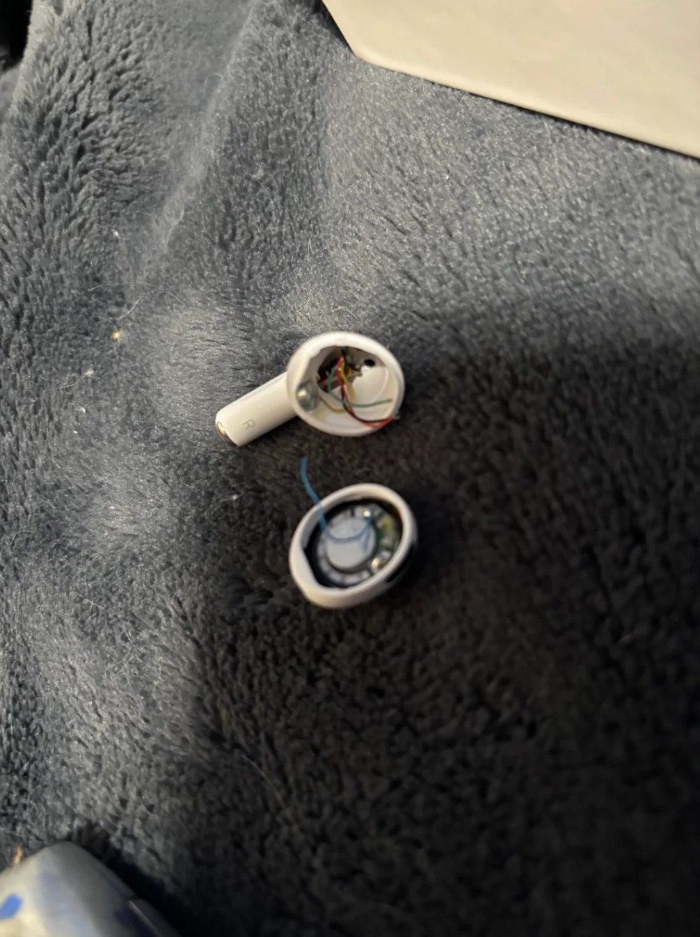 Dùng AirPods Pro 3 mãi mà không biết là hàng giả, đến khi tai nghe bị hỏng mới nhận ra - Ảnh 1