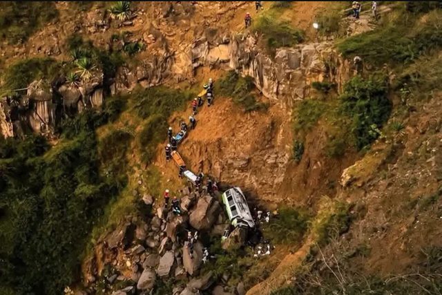 Xe buýt chở học sinh lao xuống vách đá, 25 người thiệt mạng: Hé lộ hành trình ngay trước thảm kịch xảy ra