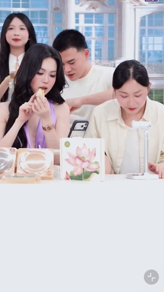 Chị gái Quang Linh Vlogs livestream cùng Ngọc Trinh