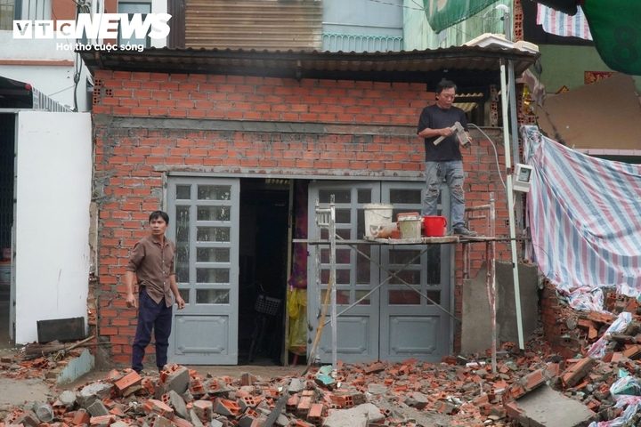 Người dân tháo dỡ nhà, giao mặt bằng làm cầu đường 6.300 tỷ ở TP.HCM - Ảnh 1