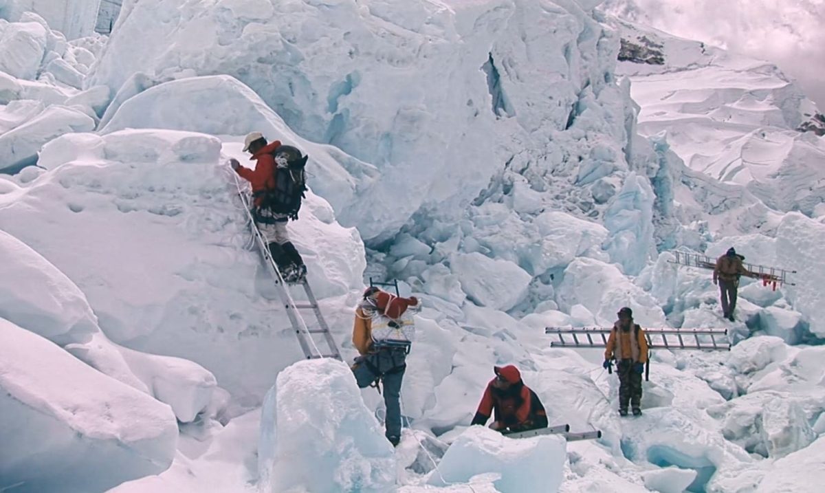Việc nguy hiểm nhất con người có thể làm trên núi Everest là gì?