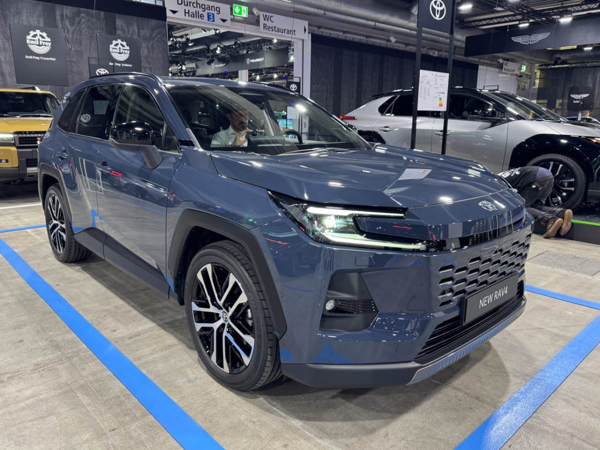 SUV Toyota bán chạy nhất thế giới ‘cháy hàng’ liên tục: Một đại lý có hơn 800 khách chờ, có người chờ nửa năm mới có xe