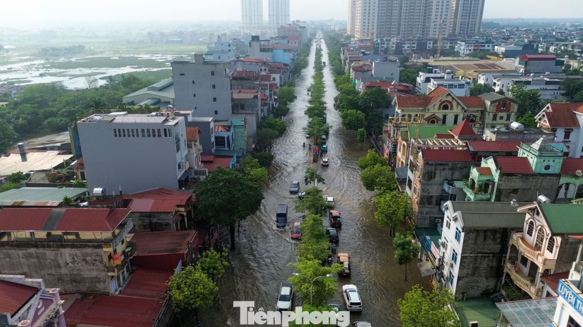 Quốc lộ 32 ngập dài 1,5km, nhiều xe chết máy - Ảnh 1