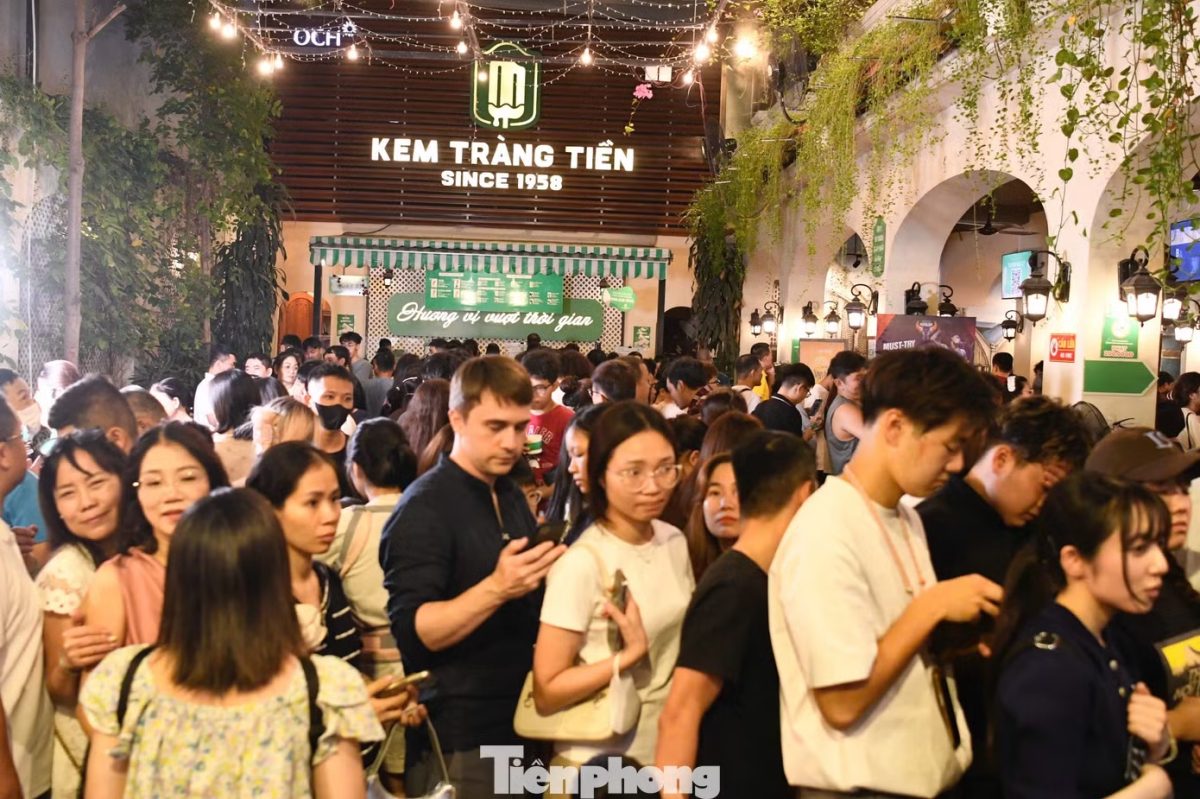 Cảnh tượng chưa từng có trước ngày kem Tràng Tiền đóng cửa - Ảnh 1