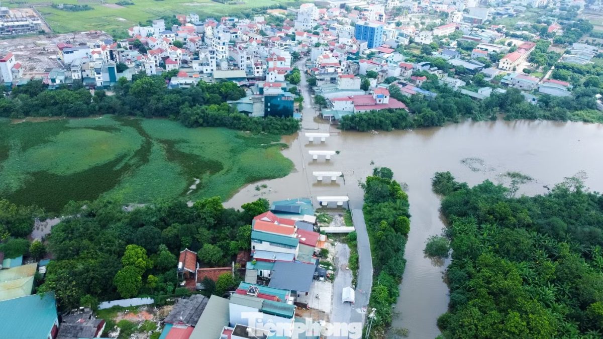 3 cây cầu 'mất dấu' trong nước lũ, người dân Hà Nội phải đi vòng 10 km để sang sông - Ảnh 1