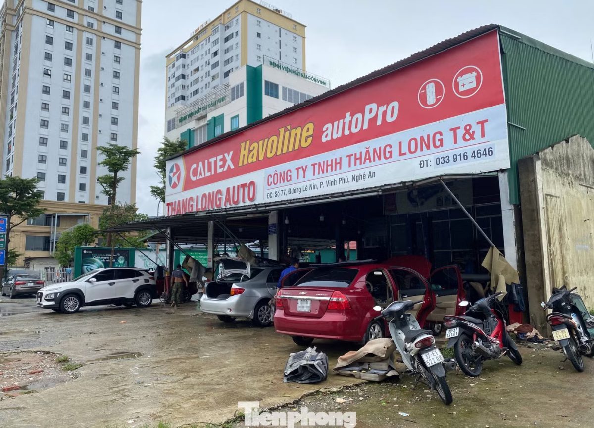 Gara sửa xe kiếm bộn tiền sau trận mưa to nhất 41 năm tại Vinh - Ảnh 1