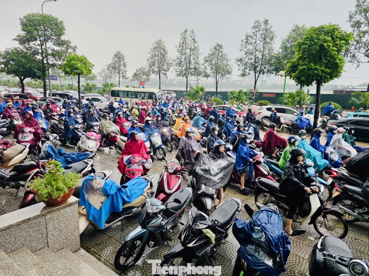 Giao thông hỗn loạn vì mưa lớn, gần trưa người dân vẫn 'chôn chân' giữa biển xe trên đường - Ảnh 1