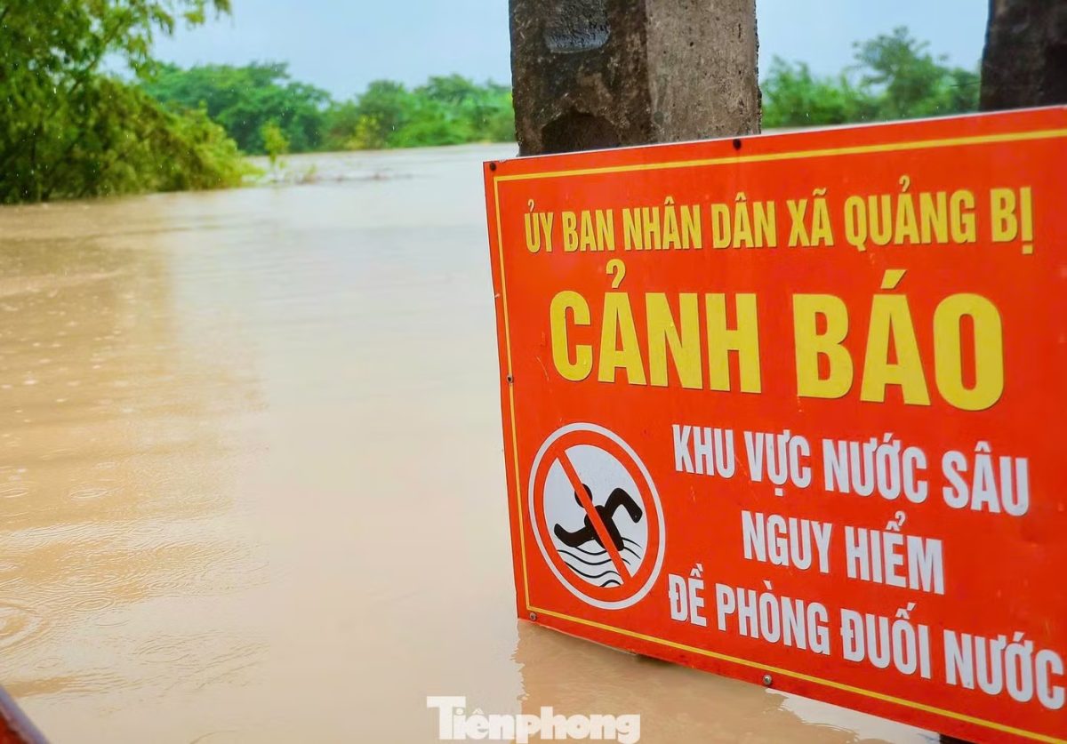 Hà Nội: Ngập gần tới mái nhà, người dân tất tả chạy lũ - Ảnh 1