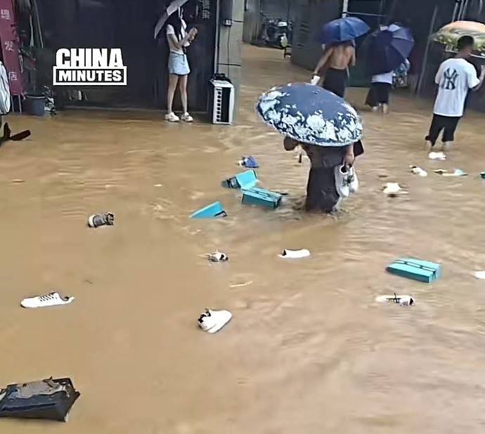 Hàng nghìn đôi giày trôi kín đường sau trận lũ ở Trung Quốc, người dân đổ xuống vớt, chủ xưởng thiệt hại hơn 100.000 NDT