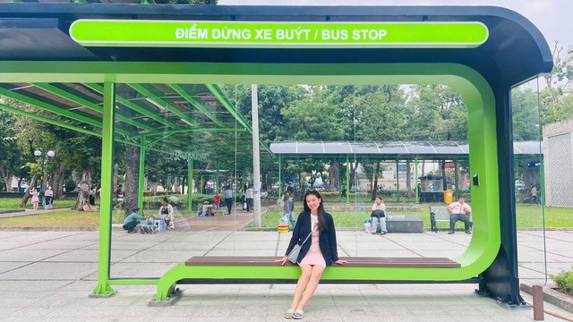 Giữa trung tâm TP.HCM có nhà chờ xe buýt siêu nổi, kéo mái che vào thẳng ga metro