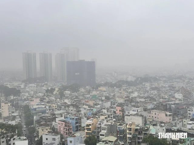Sáng nay TP.HCM sương mù như Đà Lạt, trời sẽ còn mưa lớn?
