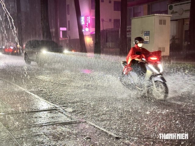 Nam bộ mưa lớn kéo dài hơn dự báo - Ảnh 1