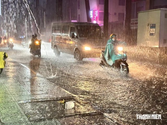 Vì sao Trung và Nam bộ mưa lớn kéo dài? - Ảnh 1