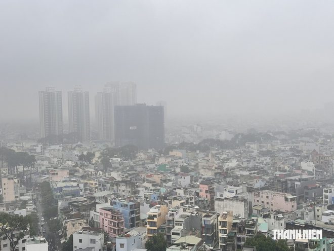 Bầu trời TP.HCM mù đục cả ngày do sương hay ô nhiễm không khí? - Ảnh 1