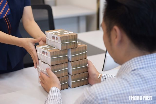 Lãi suất tiết kiệm neo cao, hút tiền vào ngân hàng