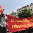 Tiểu thương căng băng rôn phản đối trước tin đồn xây mới chợ Đồng Xuân