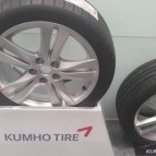 Lốp xe Kumho bị rách vì “đá văng”?