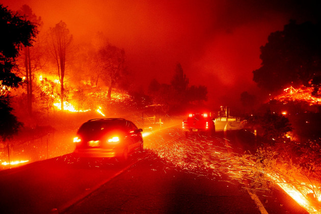 Cháy rừng dữ dội đe dọa hàng loạt nhà đắt đỏ ở California