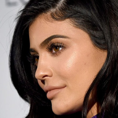 Cô gái Mỹ trở thành tỷ phú tự thân ở tuổi 21 nhờ kinh doanh mỹ phẩm