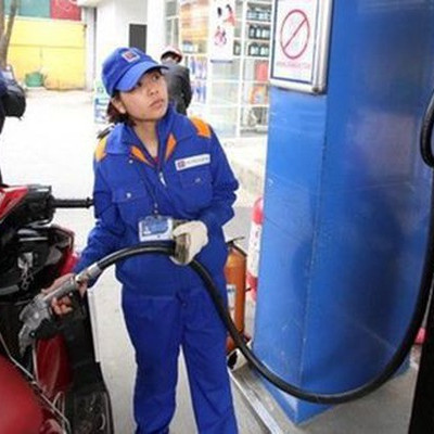 Giá xăng giữ ở mức 17.211 đồng/lít