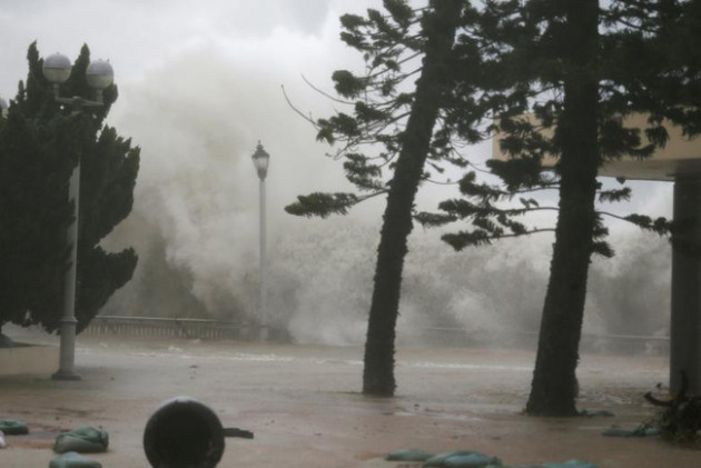 Hình ảnh siêu bão Mangkhut tiếp tục càn quét Hồng Kông, Trung Quốc