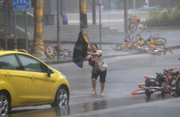 Hình ảnh siêu bão Mangkhut tiếp tục càn quét Hồng Kông, Trung Quốc - Ảnh 16.