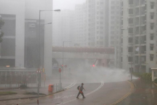 Hình ảnh siêu bão Mangkhut tiếp tục càn quét Hồng Kông, Trung Quốc - Ảnh 5.