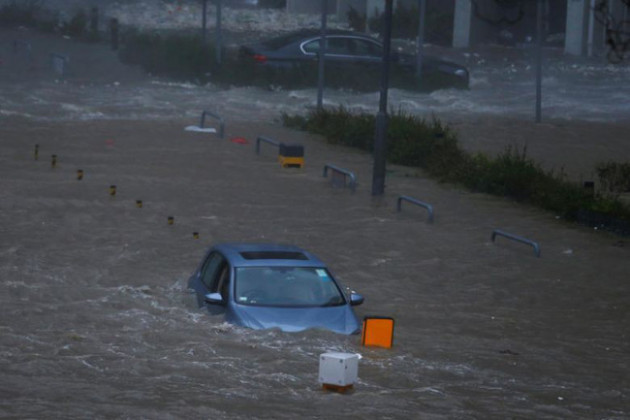 Hình ảnh siêu bão Mangkhut tiếp tục càn quét Hồng Kông, Trung Quốc - Ảnh 9.