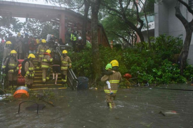 Hình ảnh siêu bão Mangkhut tiếp tục càn quét Hồng Kông, Trung Quốc - Ảnh 10.