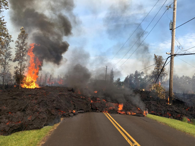 Hứng động đất mạnh nhất 43 năm, núi lửa phun trào dữ dội ở Hawaii - Ảnh 3.