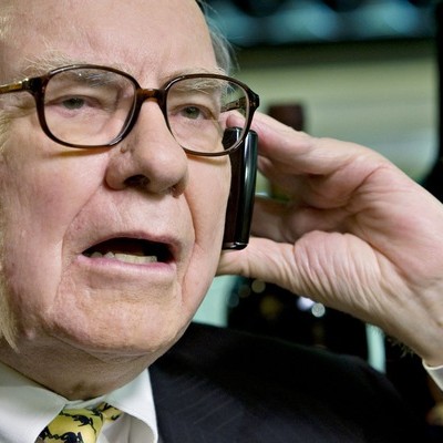 Mua cổ phiếu Apple, tỷ phú Warren Buffet vẫn dùng điện thoại Nokia